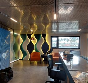 Detalle de la sala de alimentación remota de Camanchaca, con paneles acústicos de diseño