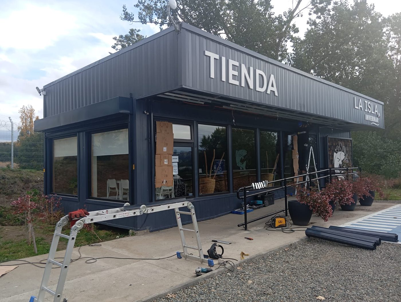 Fachada de la tienda La Isla Invermar durante la instalación final del letrero