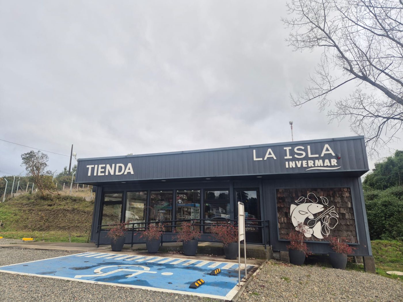 Fachada terminada de la tienda La Isla Invermar construida por Rahue en Chiloé